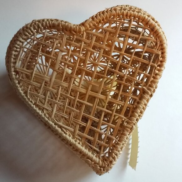 Wicker Heart-Shaped Box - Picture 3 of 4